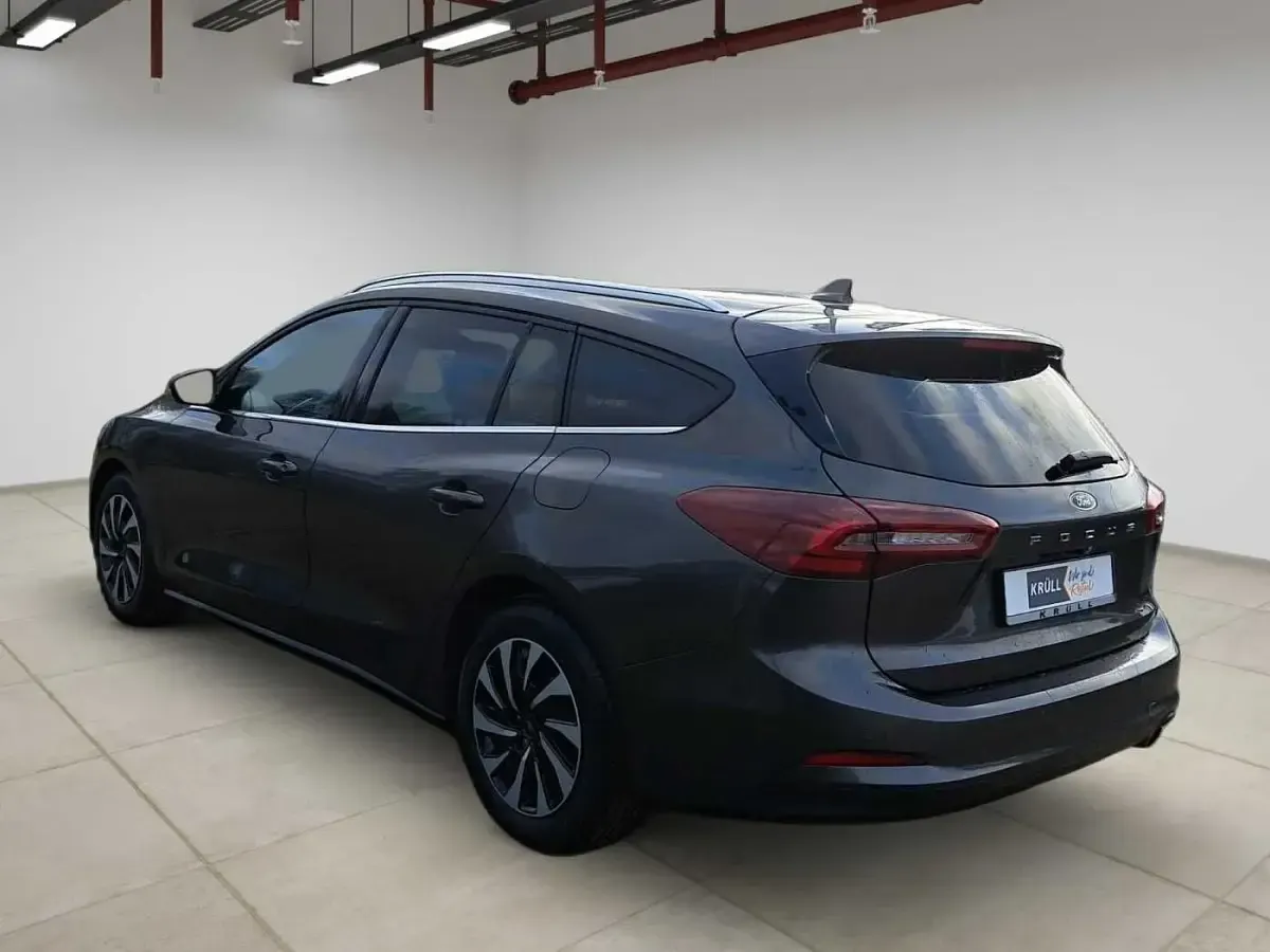 Gebraucht Ford Focus Titanium 125 PS (91 kW) 2025 Grau Limousine