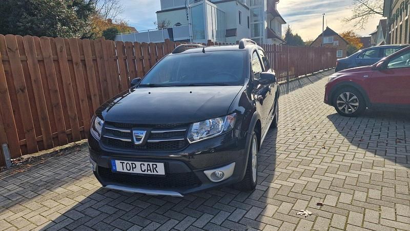 Schwarz Gebraucht 2015 Dacia Sandero Prestige Limousine | 6.999 € (Fairer Preis) - Bild 1/4