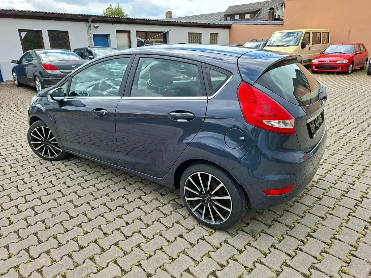 Gebraucht Ford Fiesta Titanium 82 PS (60 kW) 2012 Grau Kleinwagen