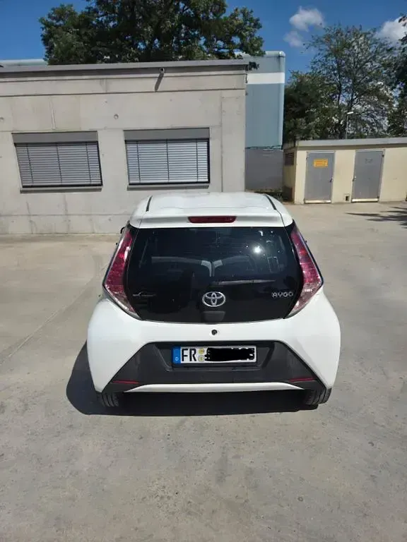 Gebraucht Toyota Aygo 69 PS (50 kW) 2016 Weiß Kleinwagen