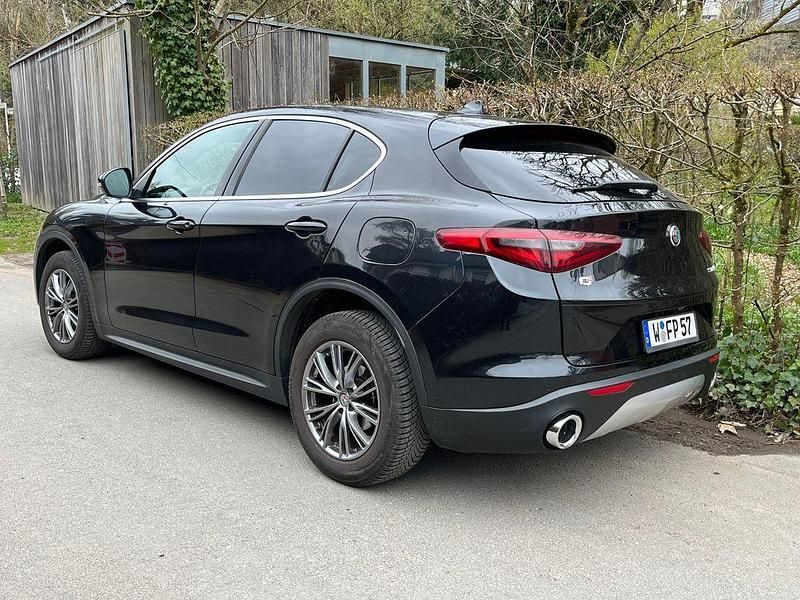 Gebraucht Alfa Romeo Stelvio Super 209 PS (153 kW) 2017 Schwarz SUV