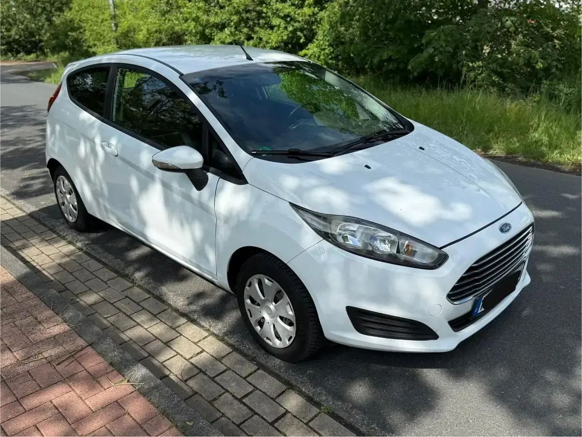 Gebraucht Ford Fiesta 75 PS (55 kW) 2014 Weiß Kleinwagen
