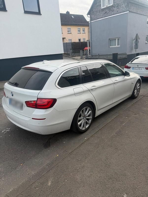Gebraucht BMW 525 Sport Line 218 PS (160 kW) 2012 Weiß Kombi