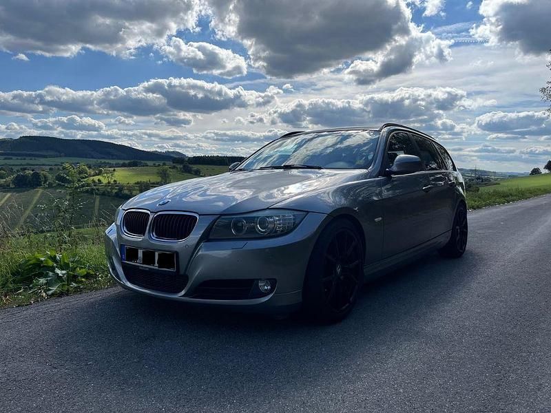 Grau Gebraucht 2011 BMW 320 Comfort Edition Kombi | 3.899 € (Superpreis) - Bild 1/4