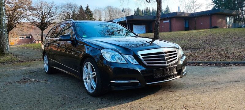Schwarz Gebraucht 2011 Mercedes E300 Avantgarde Kombi | 10.200 € (Fairer Preis) - Bild 1/4