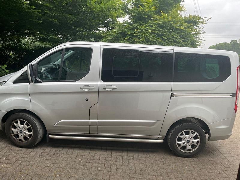 Gebraucht Ford Tourneo Titanium 155 PS (114 kW) 2013 Silber Van / Kleinbus