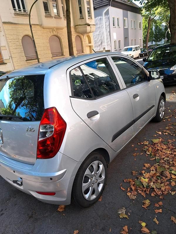 Silber Gebraucht 2011 Hyundai i10 Kleinwagen | 2.900 € - Bild 1/4