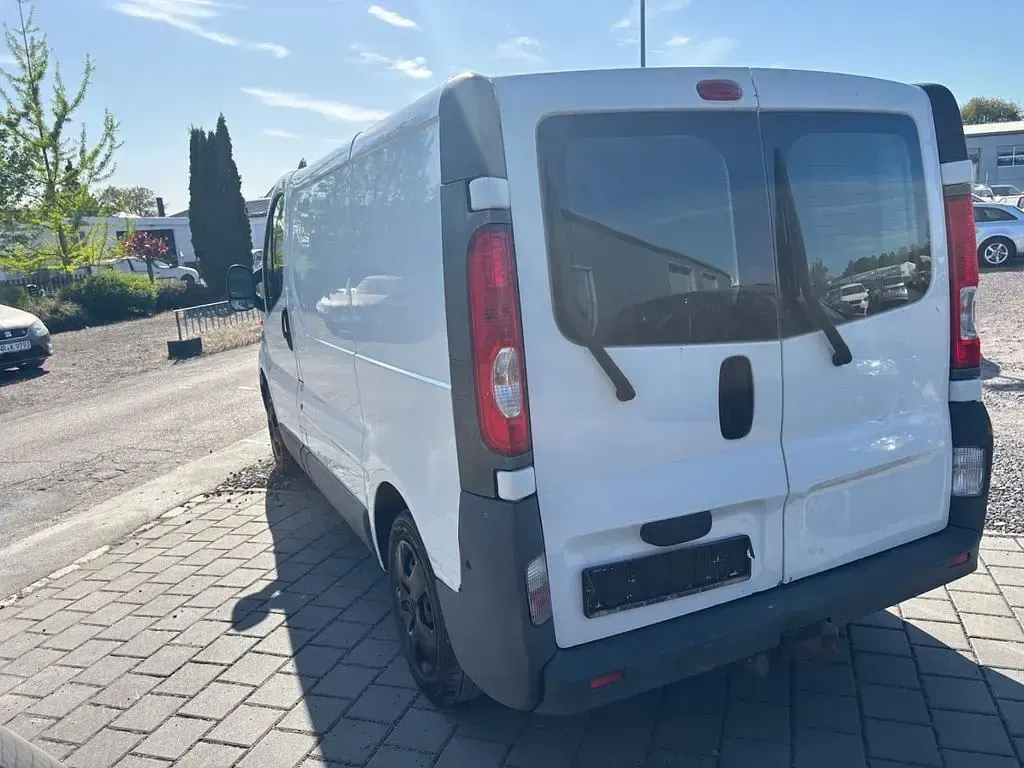 Second-hand Opel Vivaro 114 CP (83 kW) 2012 Alb Monovolum