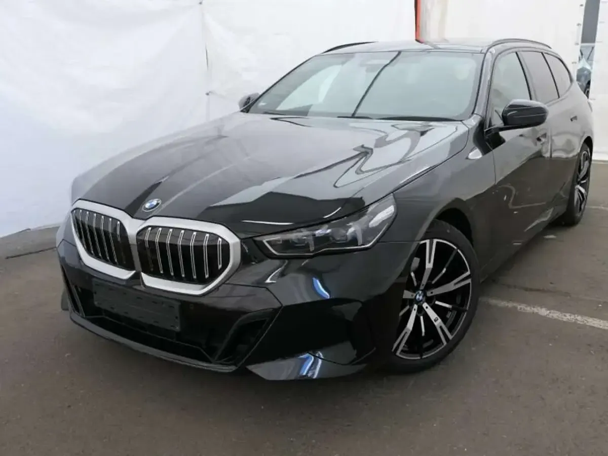 Gebraucht BMW 520 M Sport 197 PS (144 kW) 2025 Schwarz Kombi