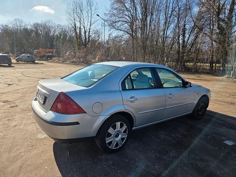 Gebraucht Ford Mondeo Ghia 145 PS (106 kW) 2001 Silber Limousine