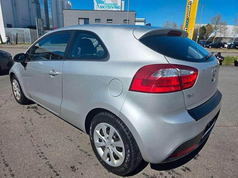 Second-hand Kia Rio 86 CP (63 kW) 2012 Argintiu Berlinǎ