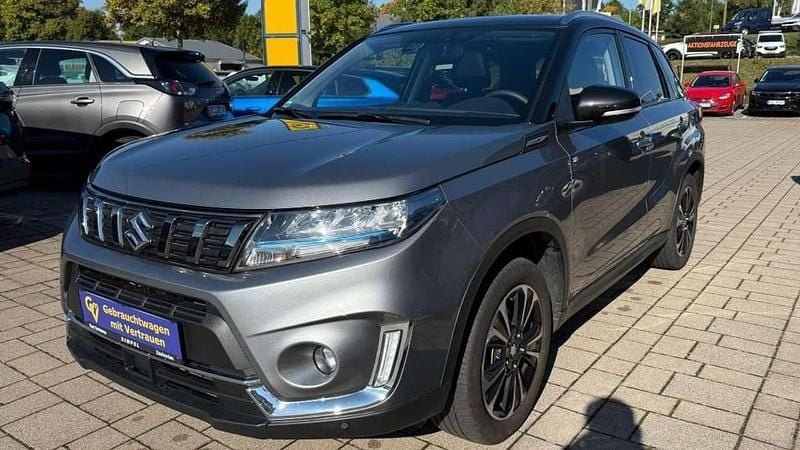 Galactic/cosmic black pearl Gebraucht 2021 Suzuki Vitara Comfort+ SUV | 18.490 € (Superpreis) - Bild 1/4