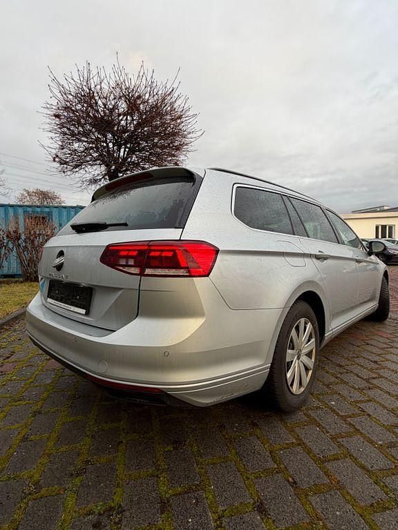 Gebraucht VW Passat 150 PS (110 kW) 2022 Silber Kombi
