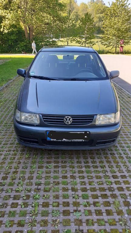 Grau Gebraucht 1998 VW Polo Classicline Limousine | 1.099 € (Fairer Preis) - Bild 1/4