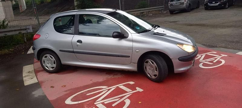Silber Gebraucht 2000 Peugeot 206 Filou Limousine | 1.350 € (Fairer Preis) - Bild 1/4