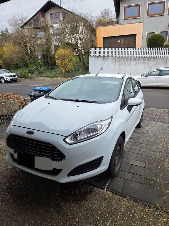 Gebraucht Ford Fiesta Trend 82 PS (60 kW) 2015 Weiß Limousine
