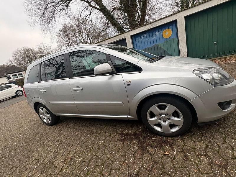 Gebraucht Opel Zafira Edition 116 PS (85 kW) 2010 Silber Van / Kleinbus