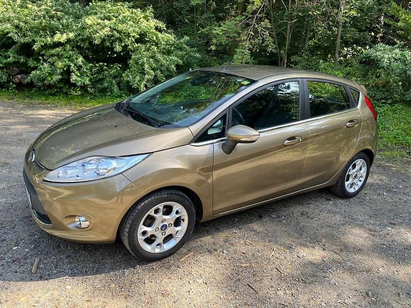Braun Gebraucht 2011 Ford Fiesta Titanium Kleinwagen | 6.750 € (Teuer) - Bild 1/4