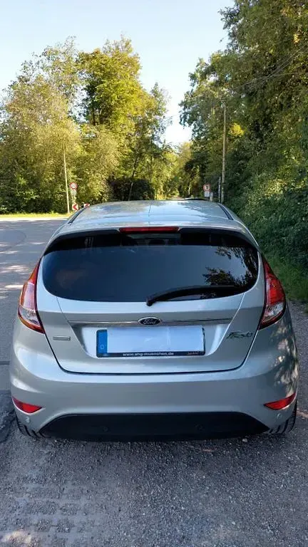 Gebraucht Ford Fiesta Titanium 101 PS (74 kW) 2013 Silber Limousine