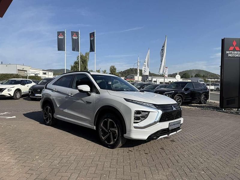Titanweiss (d) Neu 2025 Mitsubishi Eclipse Cross Plus SUV | 35.990 € - Bild 1/4