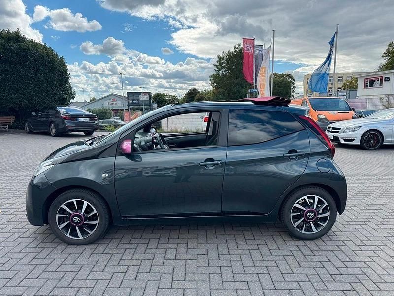 Grau Gebraucht 2020 Toyota Aygo x-style Kleinwagen | 9.400 € (Fairer Preis) - Bild 1/4