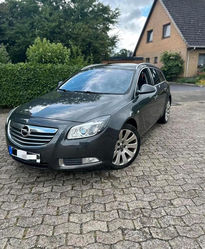 Grau Gebraucht 2010 Opel Insignia Kombi | 1.890 € - Bild 1/4