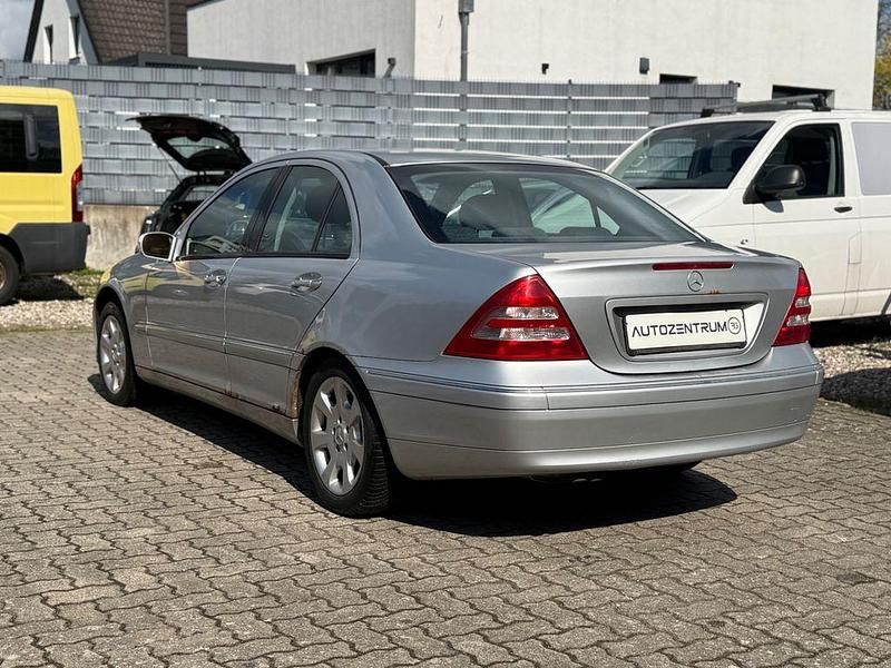 Second-hand Mercedes C200 163 CP (119 kW) 2002 Argintiu Berlinǎ