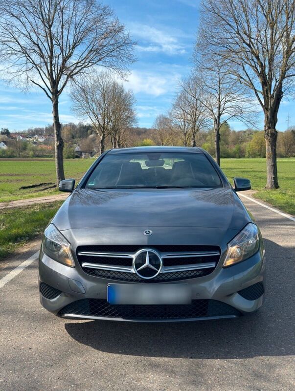 Grau Gebraucht 2014 Mercedes A220 Urban Kleinwagen | 12.500 € (Fairer Preis) - Bild 1/4