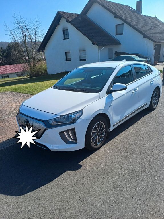 Weiß Gebraucht 2021 Hyundai Ioniq 6 Trend Limousine | 16.999 € (Guter Preis) - Bild 1/4