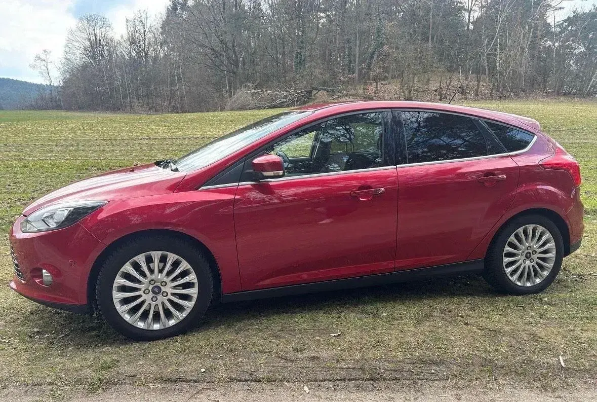Gebraucht Ford Focus Trend 150 PS (110 kW) 2011 Rot Limousine