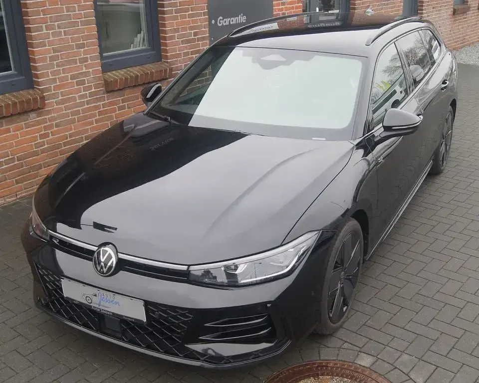 Gebraucht VW Passat R-line 193 PS (141 kW) 2024 Schwarz Kombi