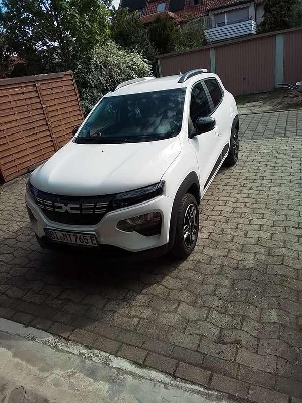 Weiß Gebraucht 2022 Dacia Spring Essentiel Kleinwagen | 11.300 € (Fairer Preis) - Bild 1/4