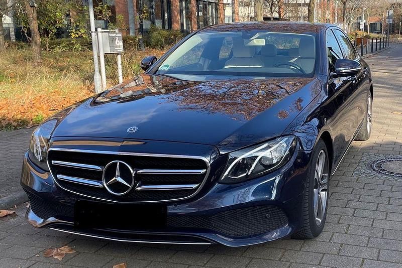 Blau Gebraucht 2019 Mercedes E350 Avantgarde Limousine | 27.900 € (Guter Preis) - Bild 1/4