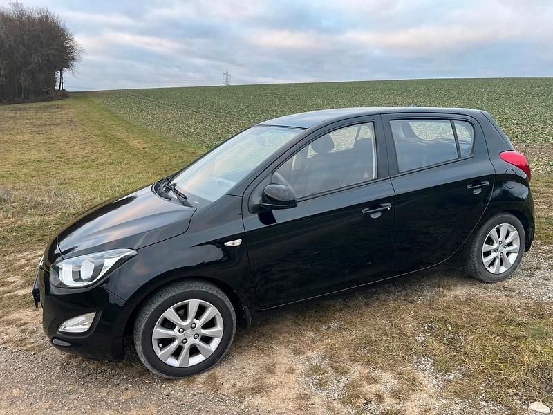 Gebraucht Hyundai i20 85 PS (62 kW) 2014 Schwarz Kleinwagen