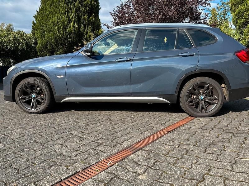 Blau Gebraucht 2011 BMW X1 SUV | 5.999 € - Bild 1/4