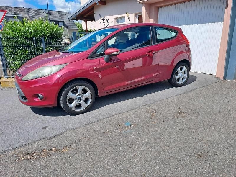 Rot Gebraucht 2009 Ford Fiesta Kleinwagen | 3.750 € - Bild 1/4