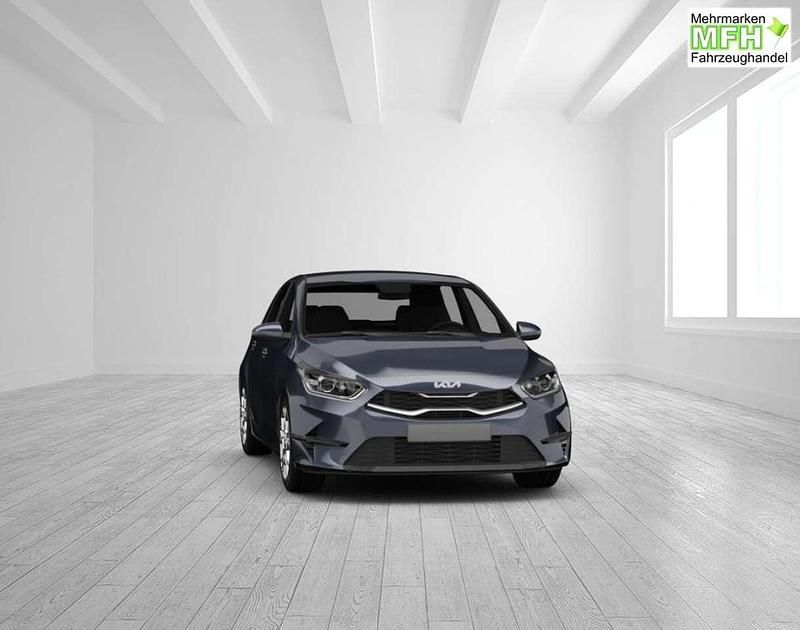 Neu Kia Ceed 140 PS (102 kW) 2026 Penta grau Kleinwagen