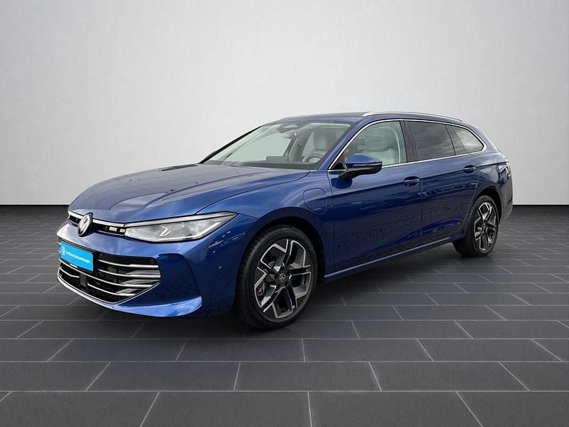 Reef blue metallic (metallic) Gebraucht 2025 VW Passat Kombi | 40.200 € (Superpreis) - Bild 1/4