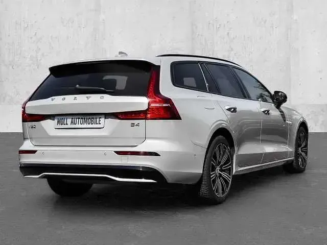 Gebraucht Volvo V60 145 PS (106 kW) 2025 Kombi