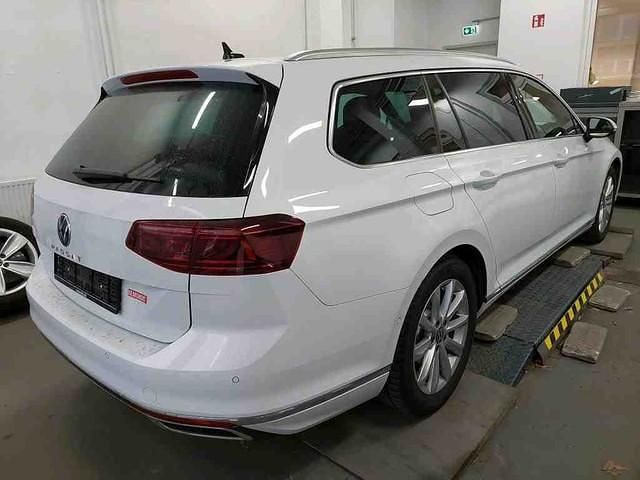 Gebraucht VW Passat Elegance 150 PS (110 kW) 2024 Gletscherweiß metallic Kombi