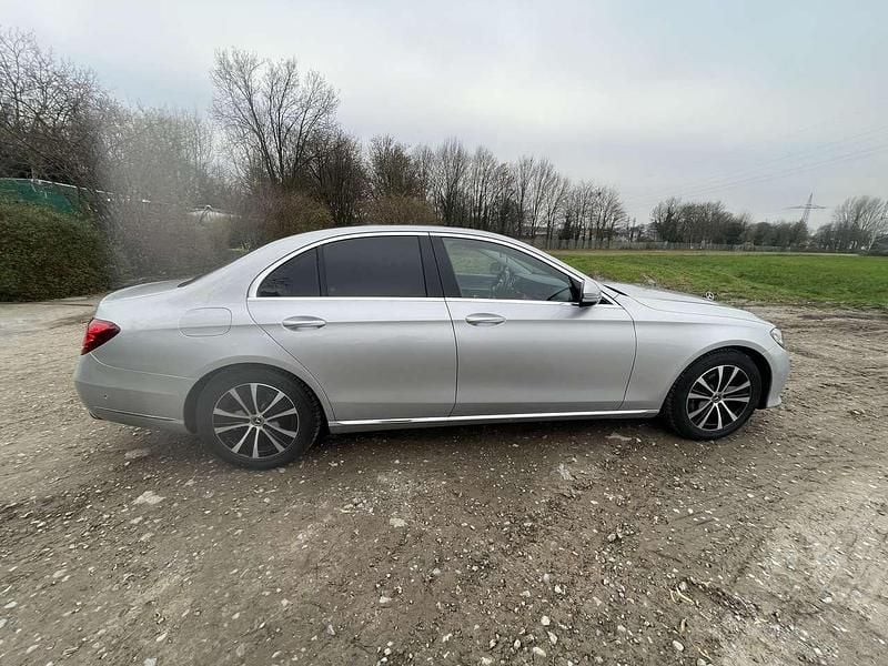 Silber Gebraucht 2019 Mercedes E220 Limousine | 26.500 € (Superpreis) - Bild 1/4