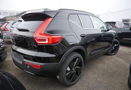 Neu Volvo XC40 Plus 163 PS (119 kW) 2025 Onyx schwarz SUV