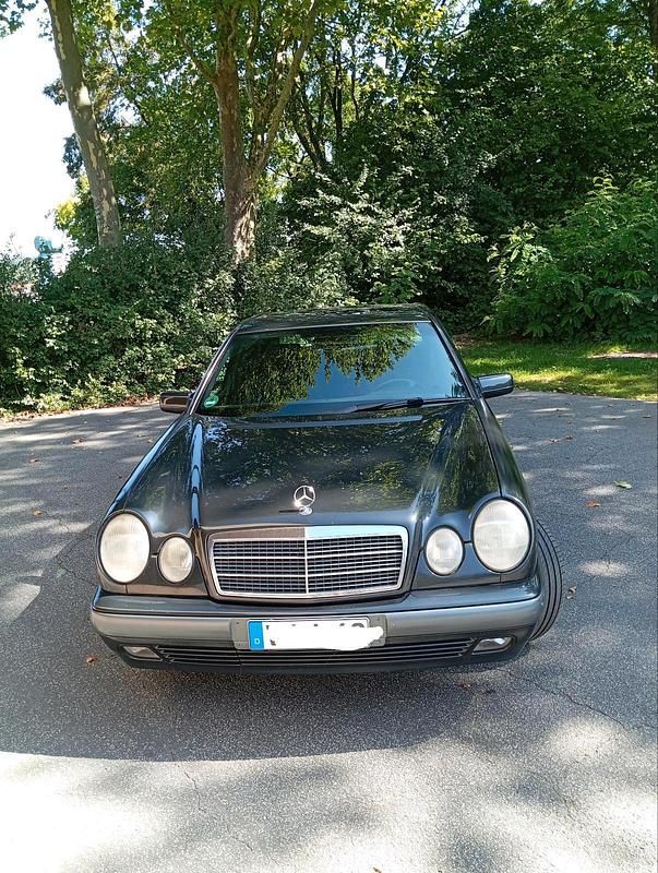 Schwarz Gebraucht 1996 Mercedes E200 Classic Limousine | 1.850 € (Fairer Preis) - Bild 1/4