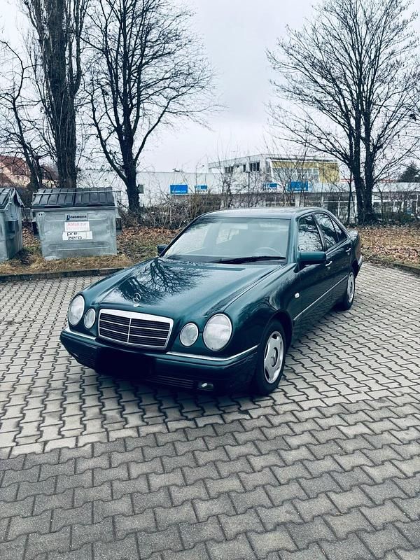 Gebraucht Mercedes E230 150 PS (110 kW) 1997 Grün Limousine
