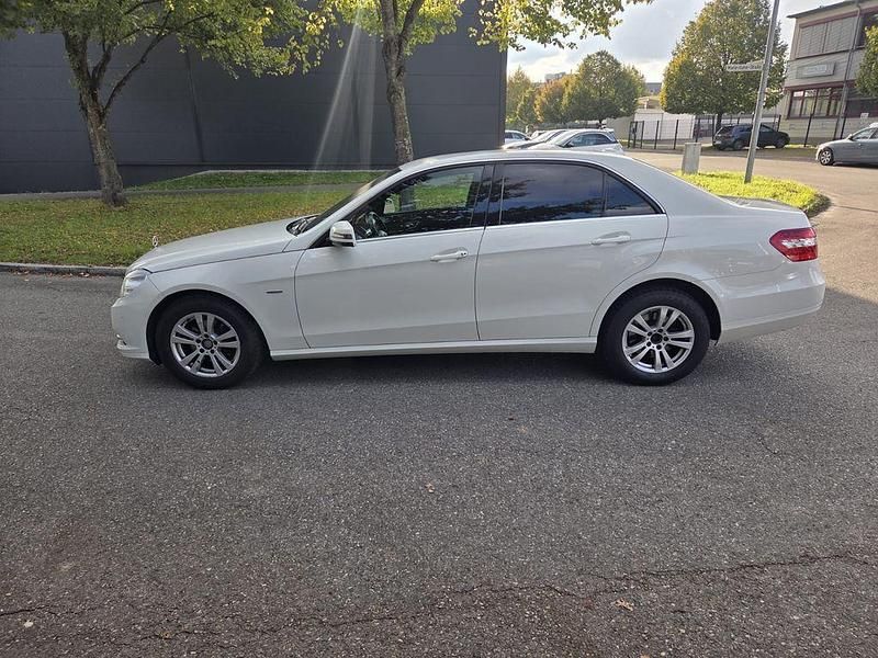 Weiß Gebraucht 2012 Mercedes E220 Limousine | 7.500 € (Superpreis) - Bild 1/4
