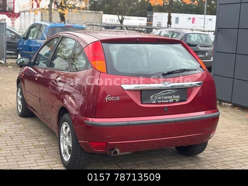Gebraucht Ford Focus Trend 101 PS (74 kW) 2003 Rot Limousine