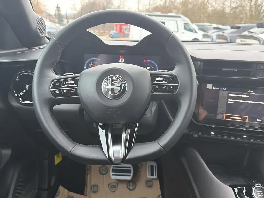 Neu Alfa Romeo Junior 136 PS (100 kW) 2025 Grigio arese SUV