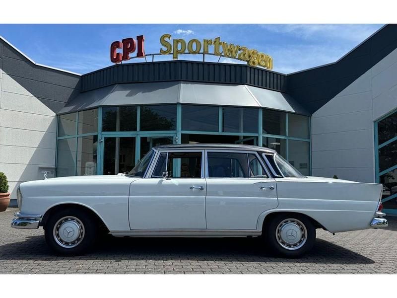 Weiß Gebraucht 1967 Mercedes 230 Limousine | 32.900 € - Bild 1/4
