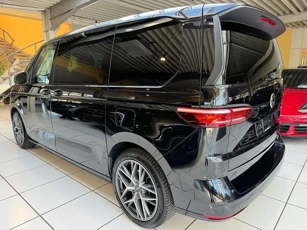 Second-hand VW Multivan Life 218 CP (160 kW) 2023 Negru Monovolum