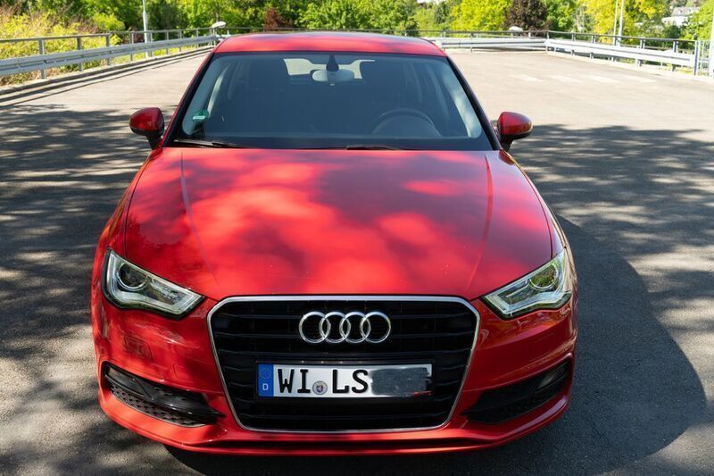 Rot Gebraucht 2015 Audi A3 Sportback S-Line Limousine | 13.000 € - Bild 1/4